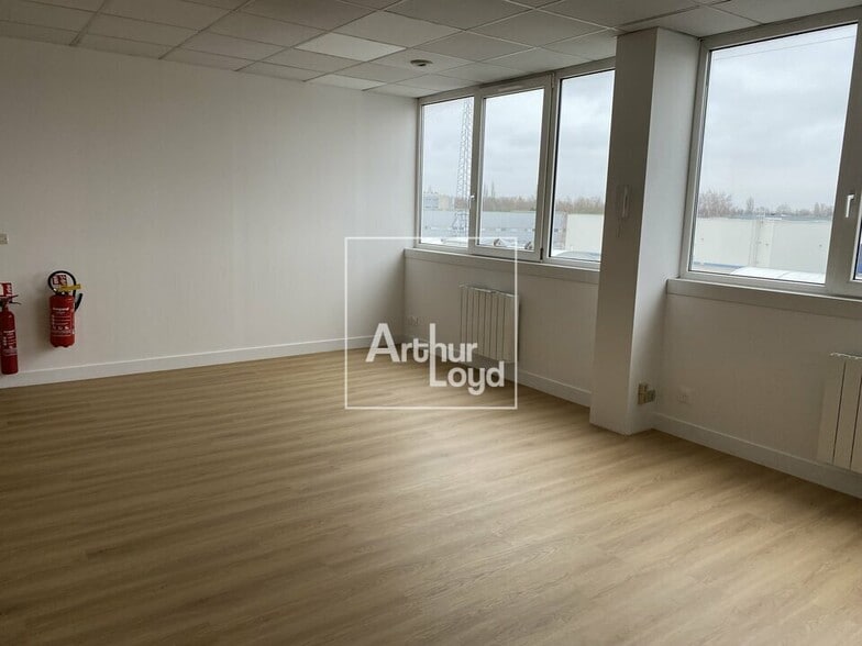 Office in Moissy-Cramayel to rent - Interior Photo - Image 3 of 4