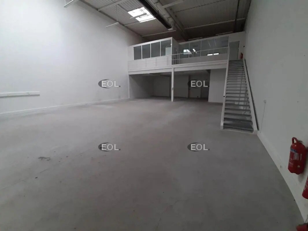 Light Industrial in Palaiseau to rent Primary Photo- Image 1 of 7
