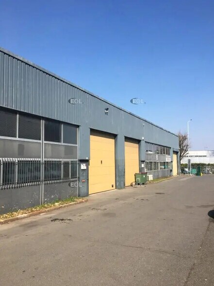 Light Industrial in Bobigny to rent - Building Photo - Image 2 of 2