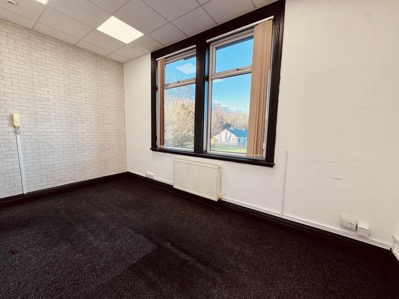 Liverpool Rd, Manchester to rent - Building Photo - Image 3 of 7