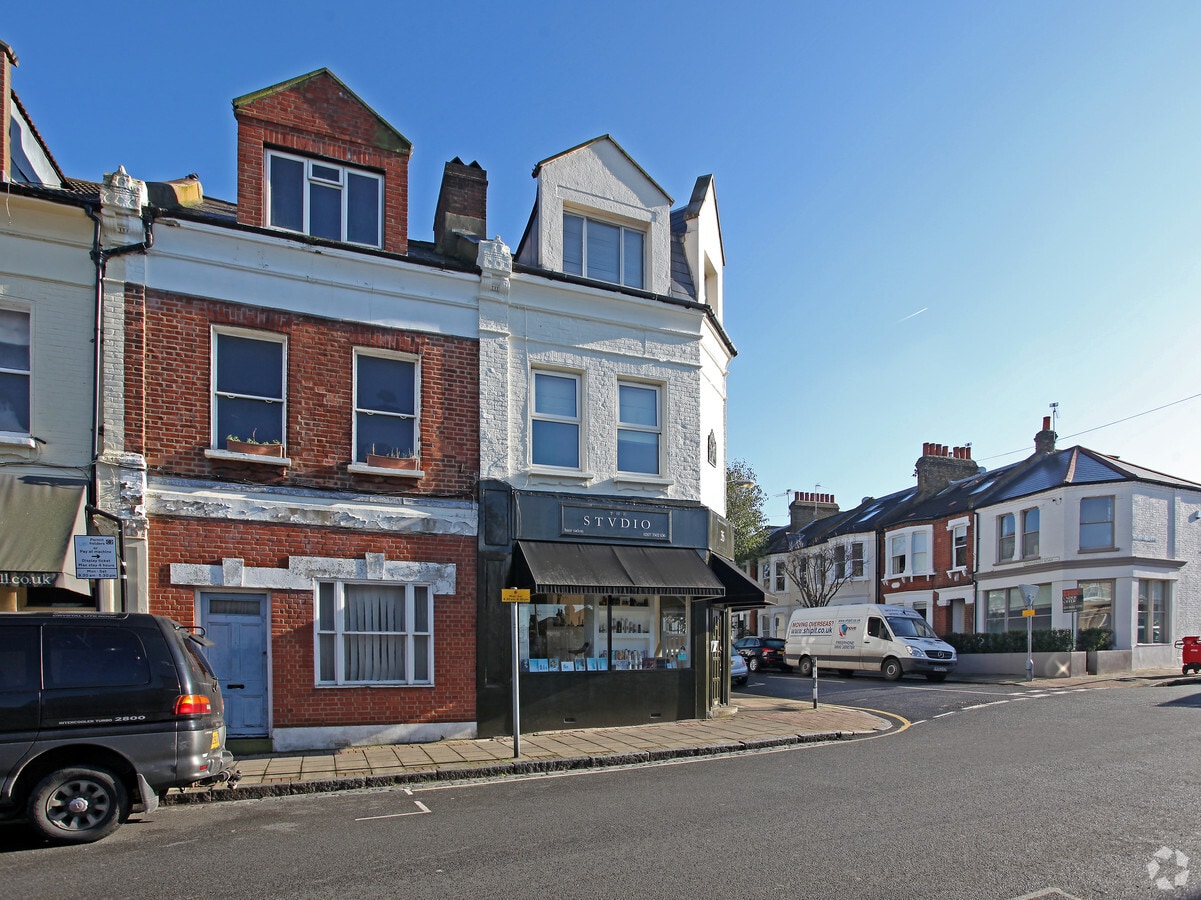 3535A Webbs Rd, London SW11 6RU UK