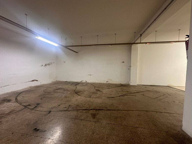 Carrer de Girona, 205, Terrassa, Barcelona to rent - Interior Photo - Image 2 of 2