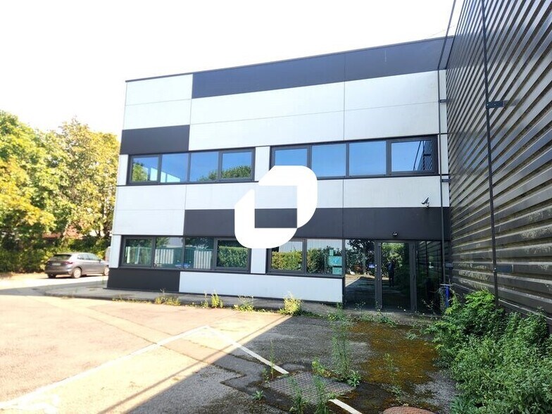 2 Avenue Des 3 Peuples, Montigny-le-Bretonneux to rent - Building Photo - Image 2 of 15
