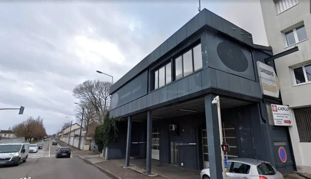 Location Commerce 200 m² - Photo 1