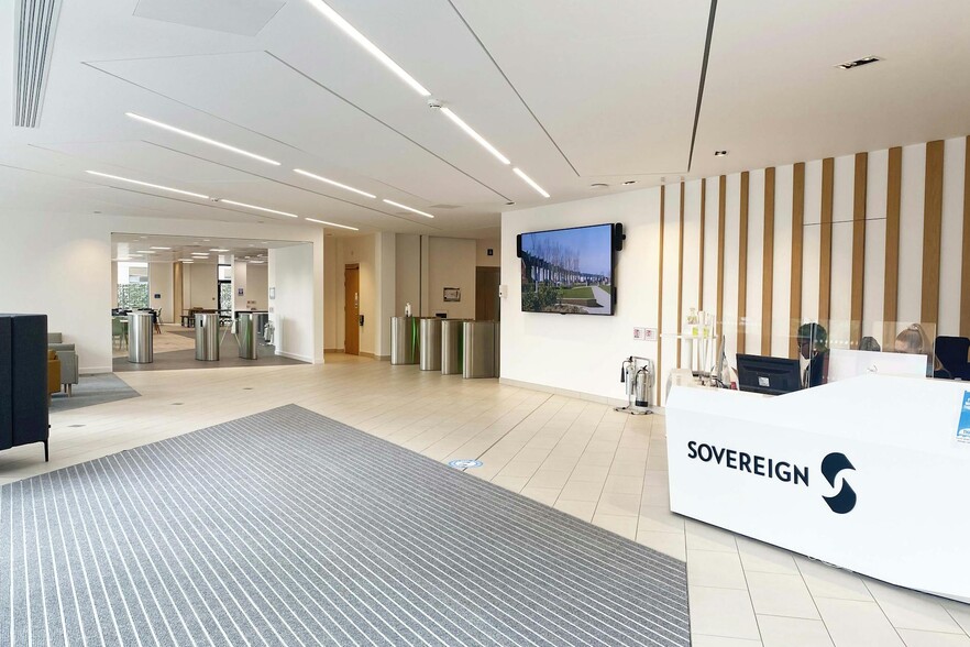 Basing Vw, Basingstoke for rent - Lobby - Image 2 of 7