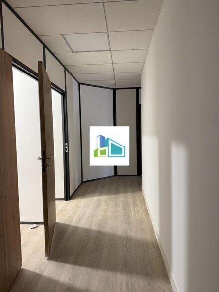 Office in Aubagne to rent - Interior Photo - Image 3 of 5