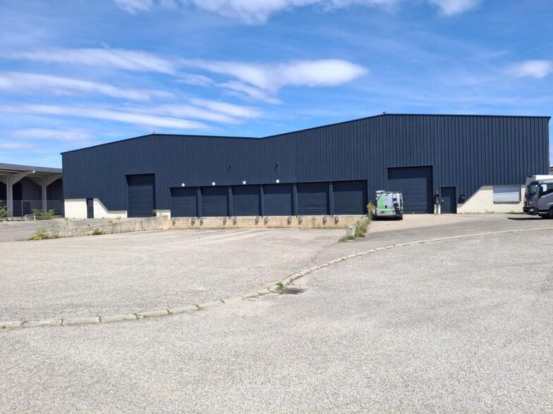 Light Industrial in Meyzieu for sale - Building Photo - Image 1 of 7