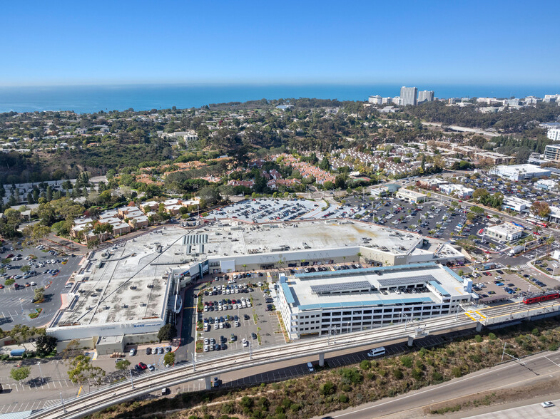 8657 Villa La Jolla Dr, La Jolla, CA for rent - Building Photo - Image 1 of 13