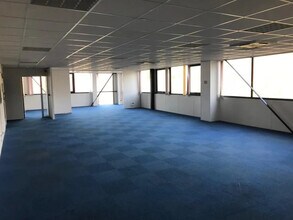 Light Industrial in Magny-les-Hameaux to rent Interior Photo- Image 1 of 6