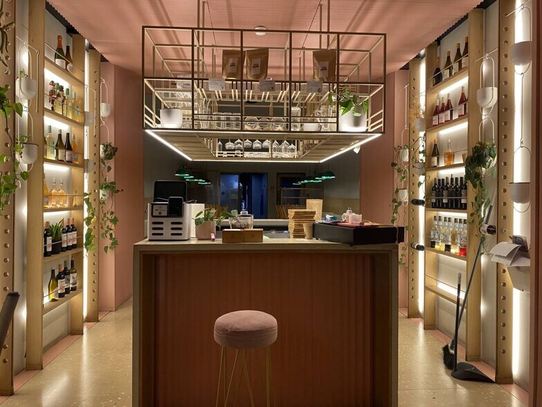 Retail in Barcelona, Barcelona to rent - Interior Photo - Image 2 of 3