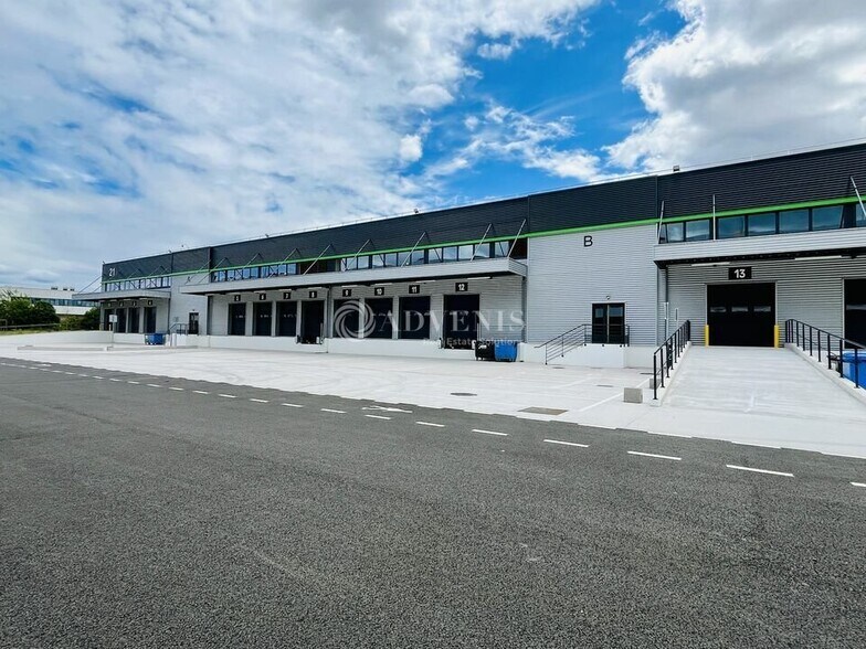 Industrial in Aulnay Sous Bois to rent - Building Photo - Image 1 of 10