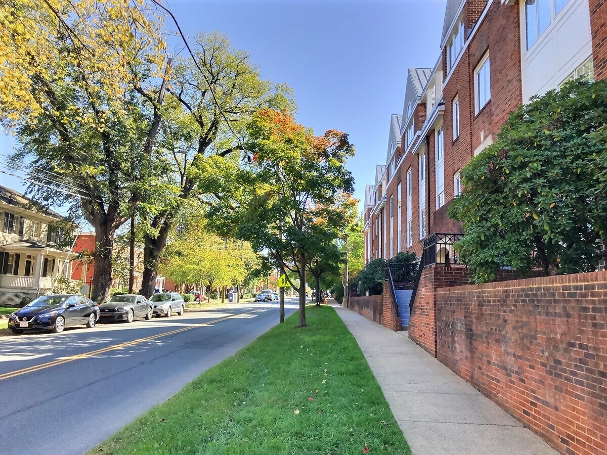 214 E High St, Charlottesville 22902 Queen Charlotte Square UK