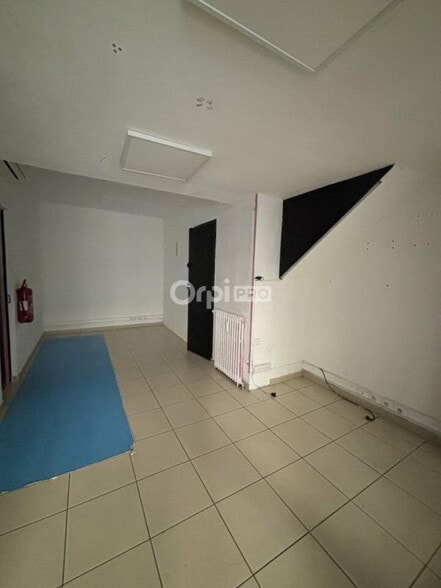 Retail in Toulon to rent - Interior Photo - Image 3 of 4