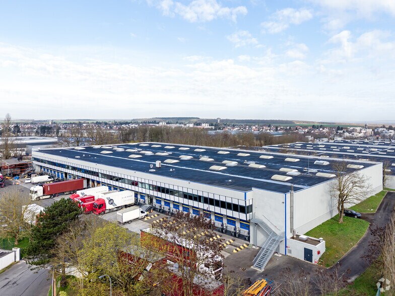 Industrial in Saint-Witz to rent - Primary Photo - Image 1 of 15
