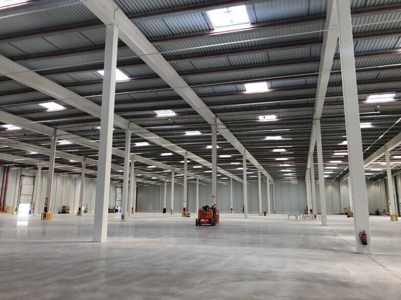 Industrial in SEVILLA to rent - Building Photo - Image 2 of 11