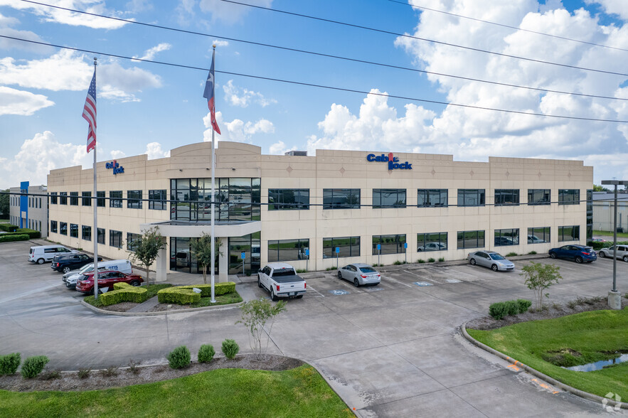 8400 N Sam Houston Pky W, Houston, TX for rent - Building Photo - Image 3 of 4