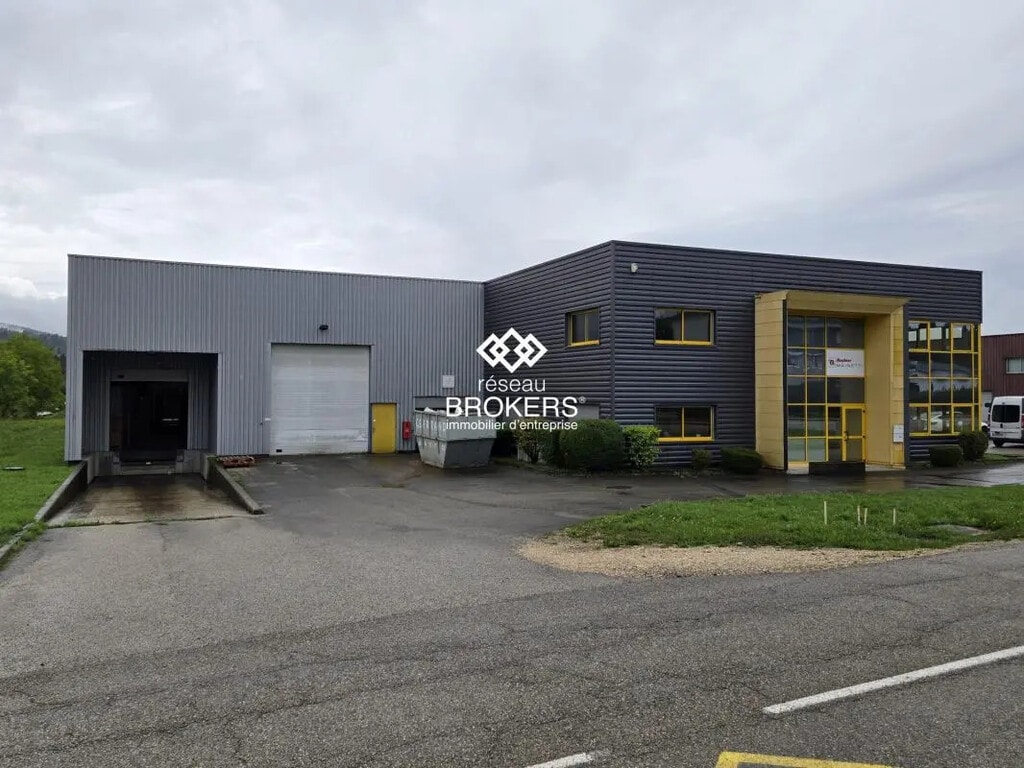 Location Entrepôt 1 600 m² - Photo 1