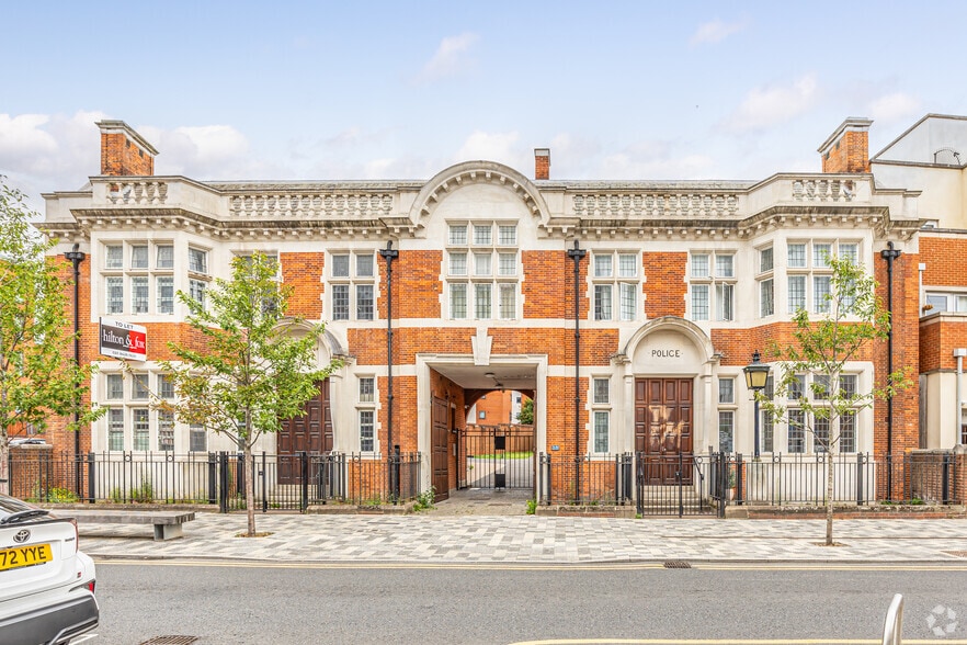 74 High St, Harrow to rent - Building Photo - Image 1 of 7