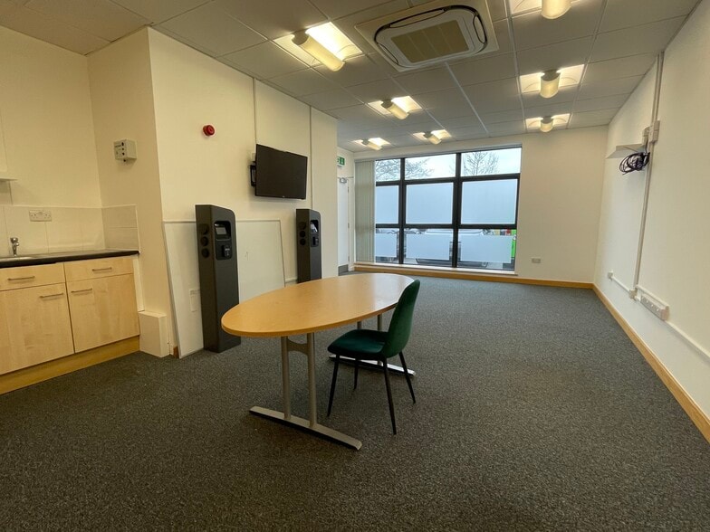 Stirling Way, Borehamwood to rent - Building Photo - Image 2 of 9