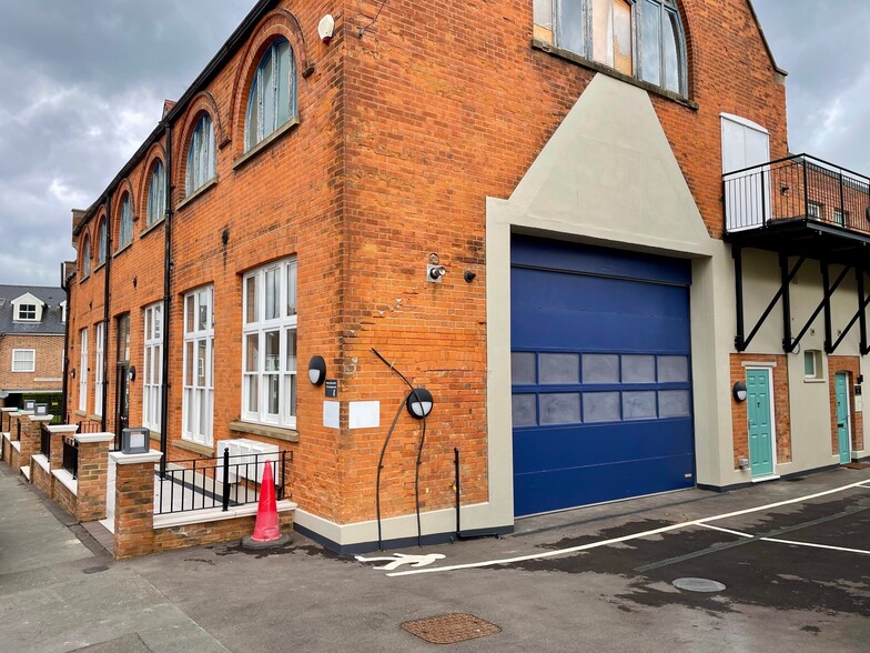 Lesbourne Rd, Reigate to rent - Building Photo - Image 2 of 5