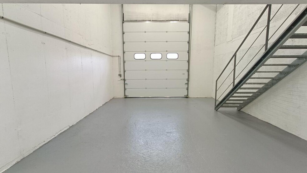 Light Industrial in Les Mureaux to rent - Interior Photo - Image 2 of 6