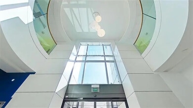 Office in Villepinte to rent Lobby- Image 2 of 8