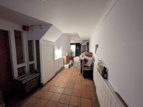 176 High St, Guildford to rent Interior Photo- Image 2 of 3