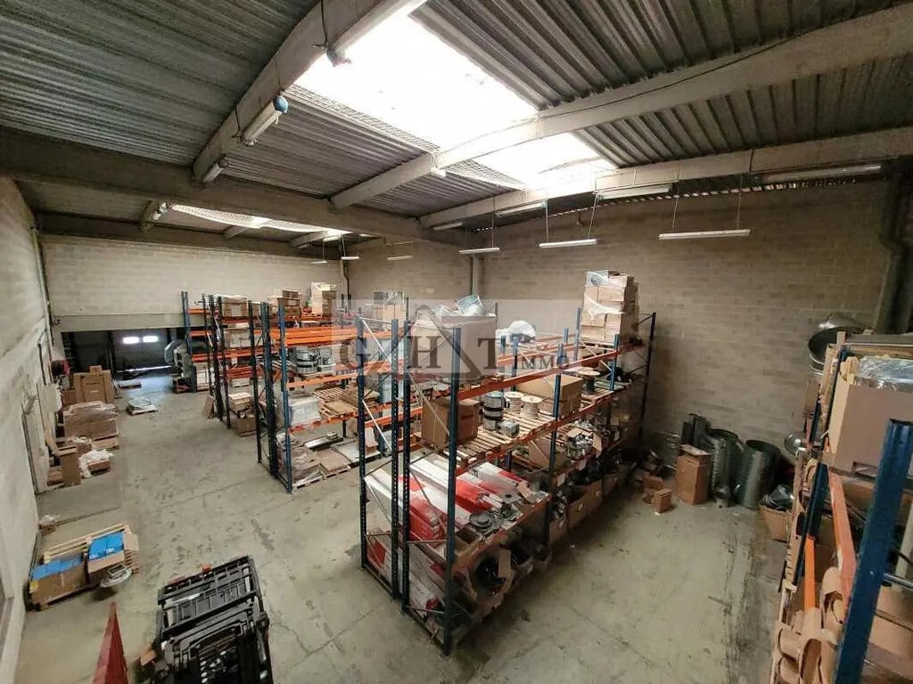 Location Entrepôt 1 423 m² - Photo 1