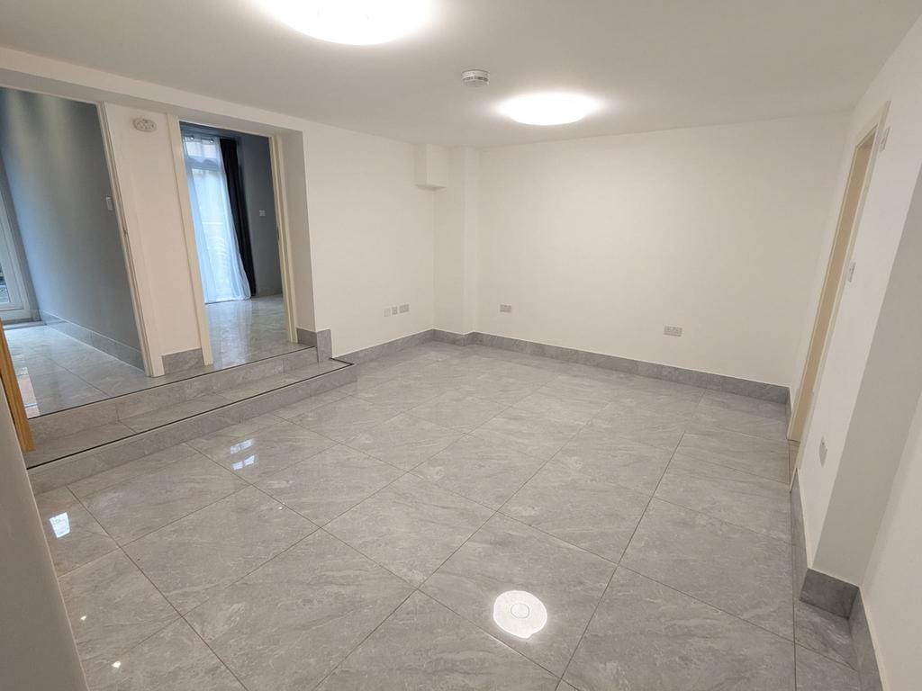 122-122A Finchley Rd, London to rent Interior Photo- Image 1 of 25