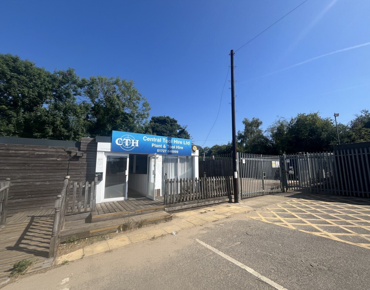 North Orbital Rd, St Albans to rent Primary Photo- Image 1 of 2