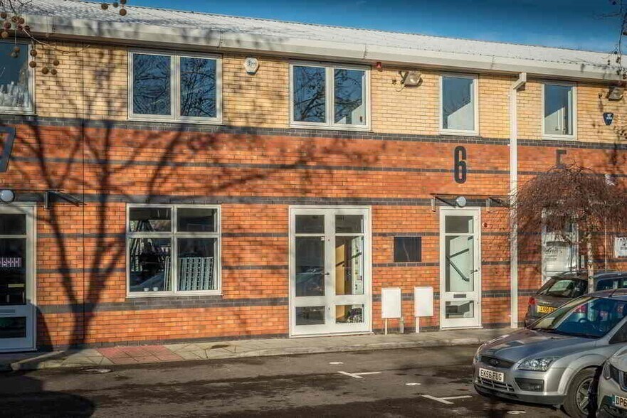 Chapel Mill Rd, Kingston Upon Thames to rent - Building Photo - Image 1 of 6