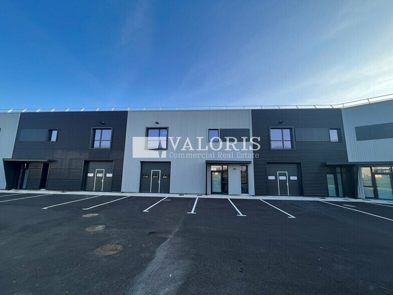 Light Industrial in Saint-Quentin-Fallavier to rent - Building Photo - Image 2 of 5