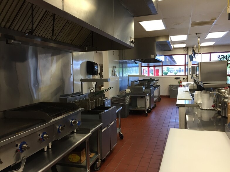 608 W Town Center Blvd, Champaign, IL for sale - Interior Photo - Image 3 of 39