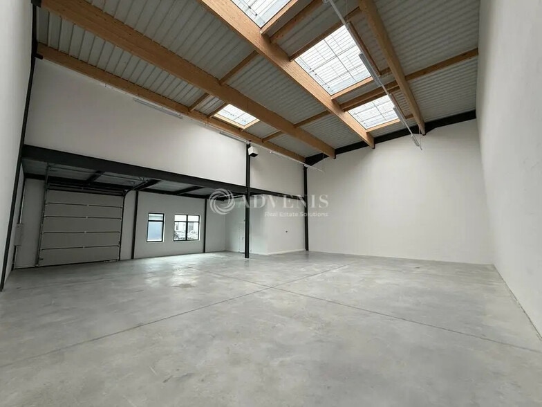 Light Industrial in Lieusaint for sale - Interior Photo - Image 2 of 7