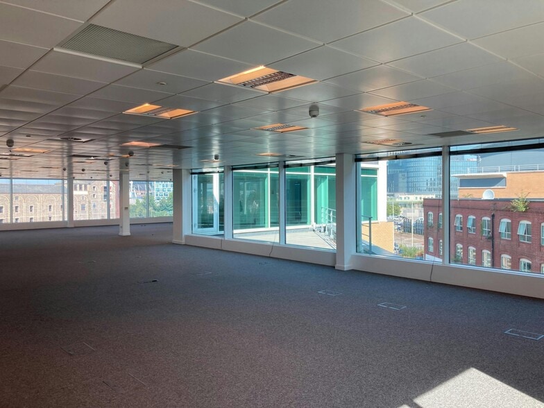 47 Penarth Rd, Cardiff to rent - Building Photo - Image 1 of 12