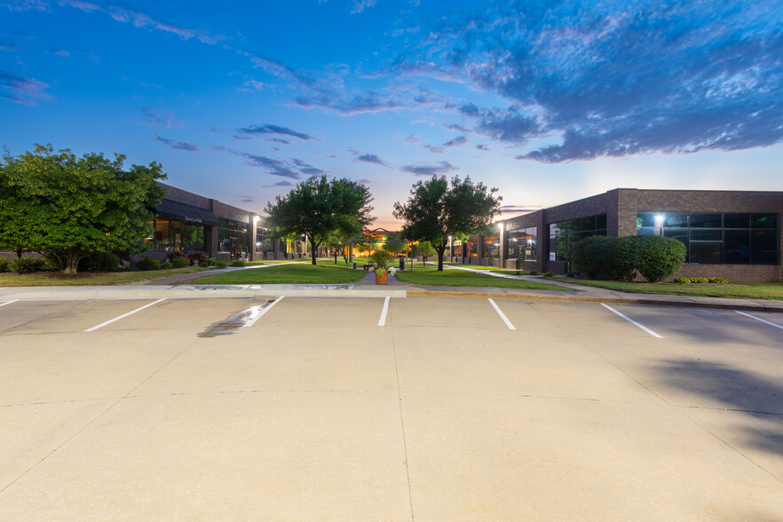 6800 Lake Dr, West Des Moines, IA for rent - Building Photo - Image 3 of 9