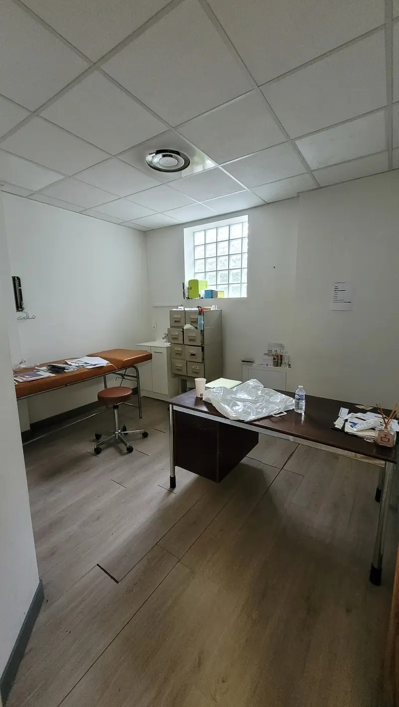 Retail in Villeurbanne to rent Interior Photo- Image 1 of 1