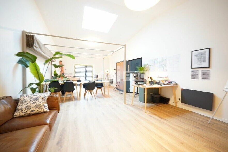 Office in Givors to rent - Building Photo - Image 2 of 4