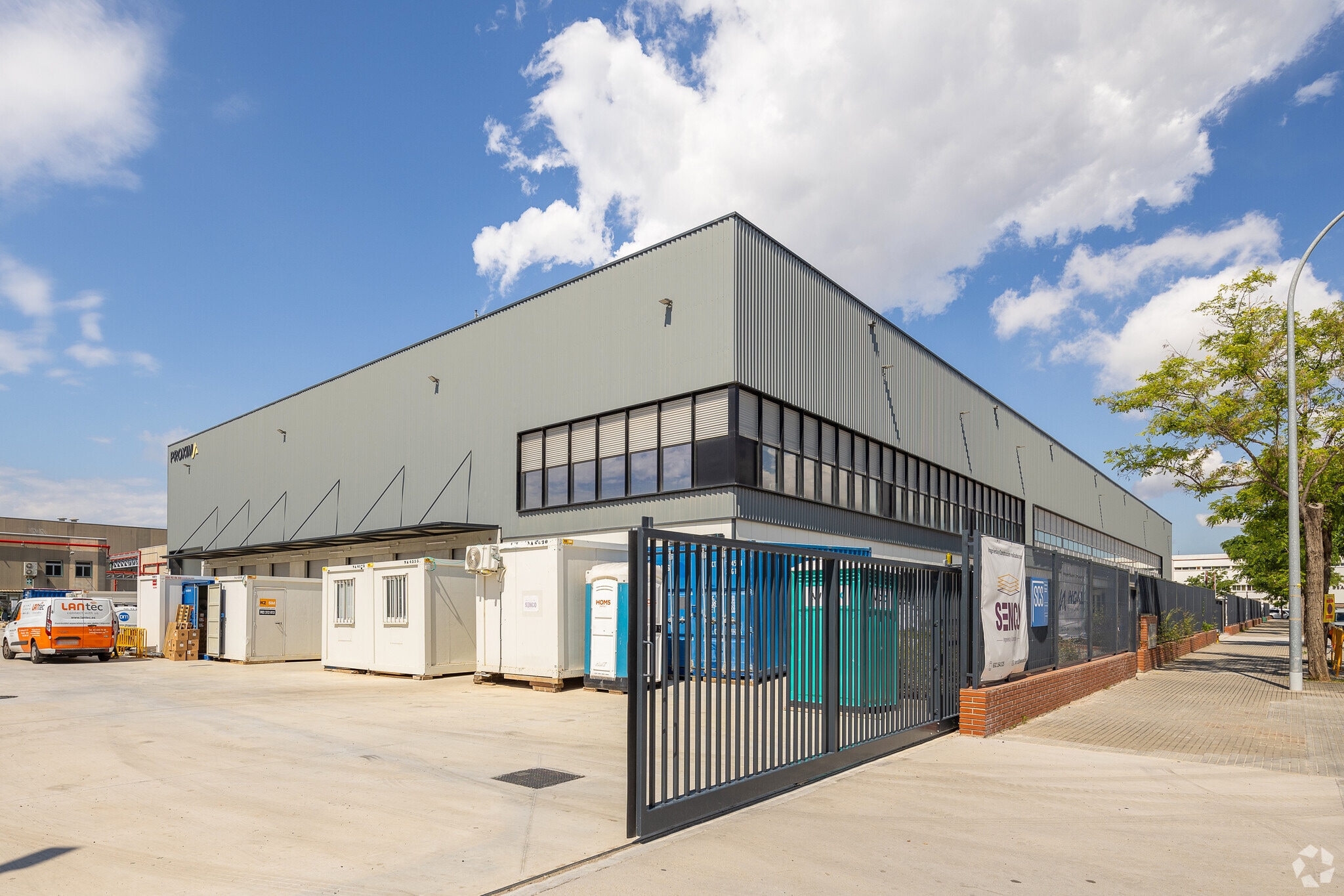 Carrer Pratenc Cent Set, 2-4, El Prat de Llobregat, Barcelona to rent Primary Photo- Image 1 of 5