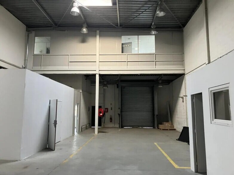 Light Industrial in Aix-en-Provence to rent - Building Photo - Image 3 of 6