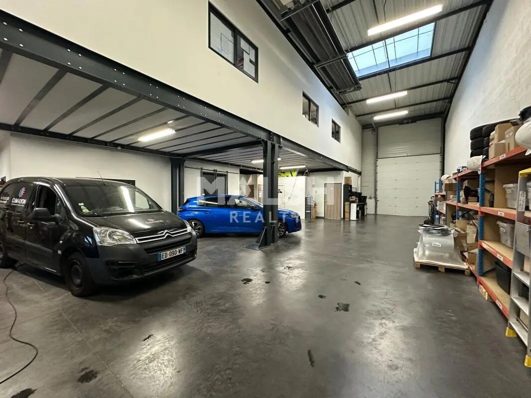 Light Industrial in Décines-Charpieu to rent Interior Photo- Image 1 of 13