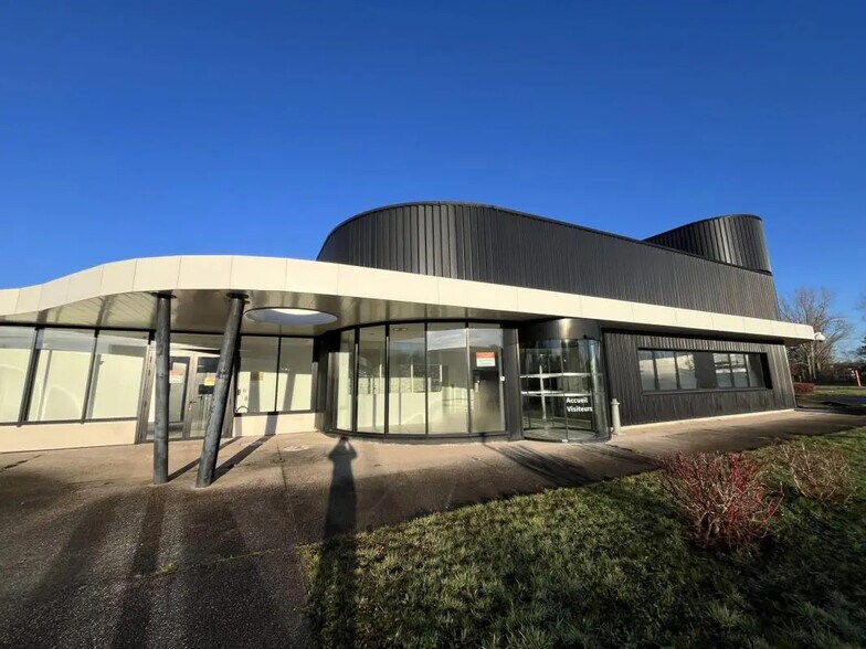 Industrial in Élancourt to rent - Building Photo - Image 1 of 11