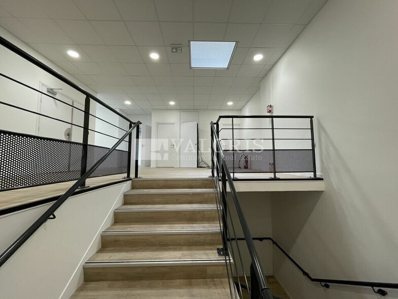 1 Rue Des Vergers, Limonest to rent - Building Photo - Image 3 of 29