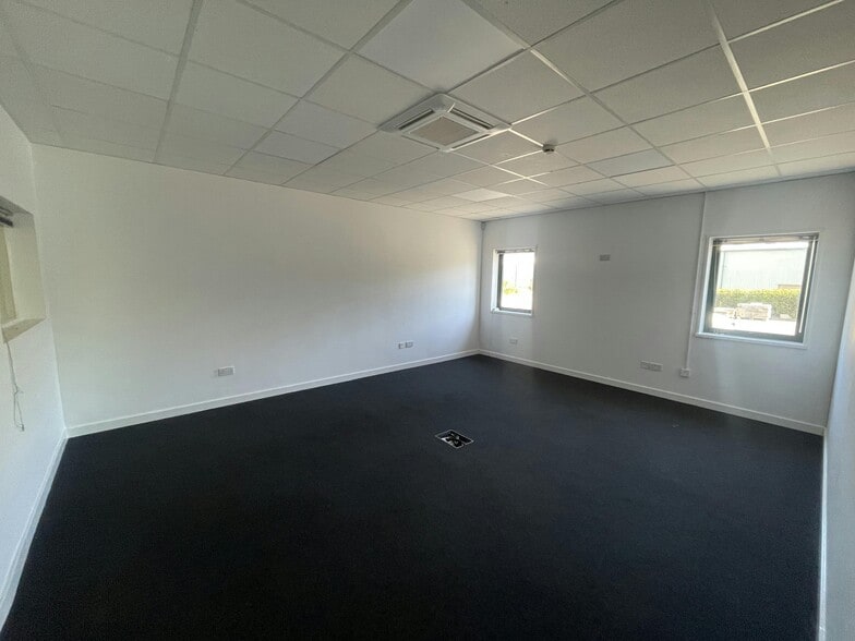 Quinn Close, Coventry to rent - Building Photo - Image 2 of 5