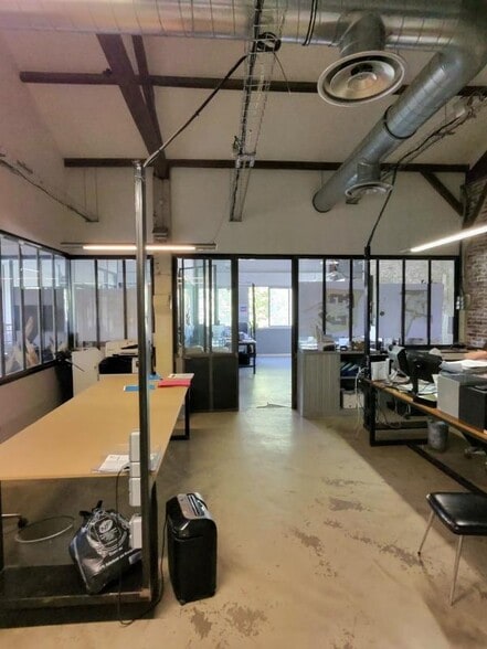 Industrial in Marseille for sale - Building Photo - Image 3 of 6