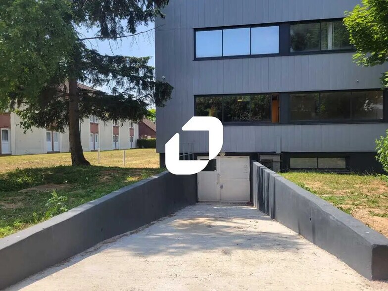 Light Industrial in Les Ulis to rent - Building Photo - Image 2 of 7