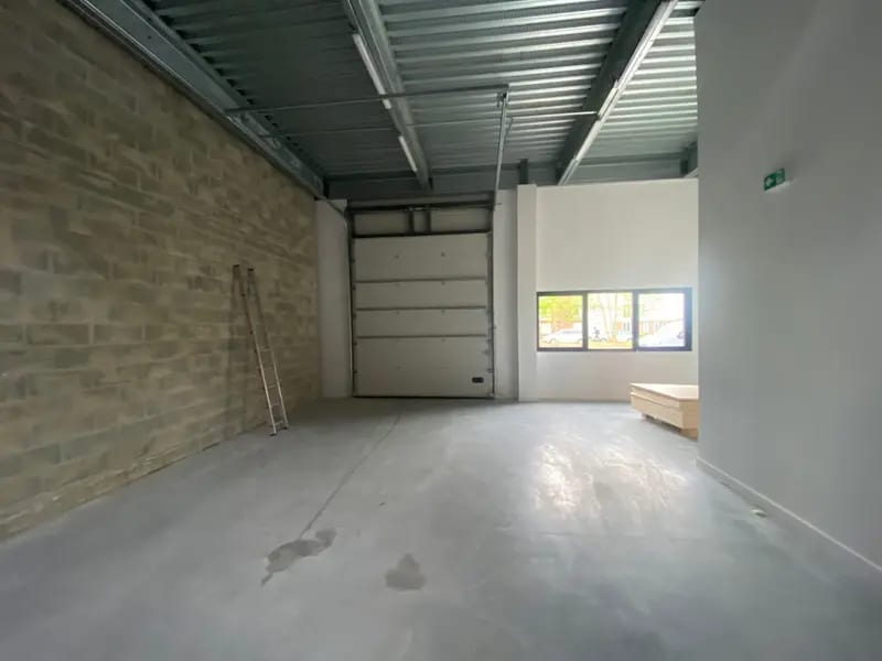 Light Industrial in Cergy to rent Interior Photo- Image 1 of 5