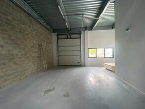 Light Industrial in Cergy to rent Interior Photo- Image 1 of 5