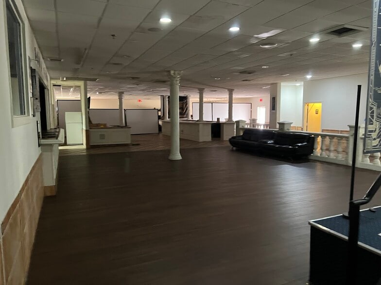 16805 NW 12th Ave, Miami, FL to rent - Building Photo - Image 3 of 17