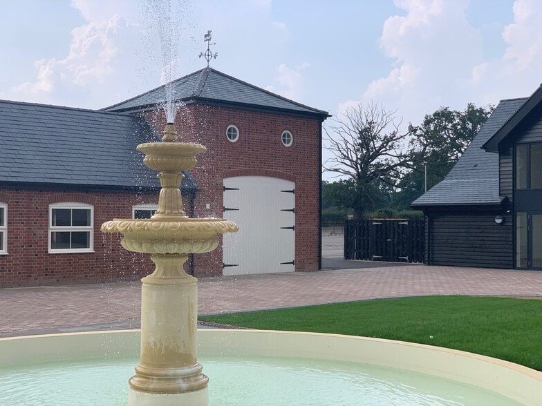 The Granary at Woodlands Court, Beaconsfield to rent - Building Photo - Image 2 of 4